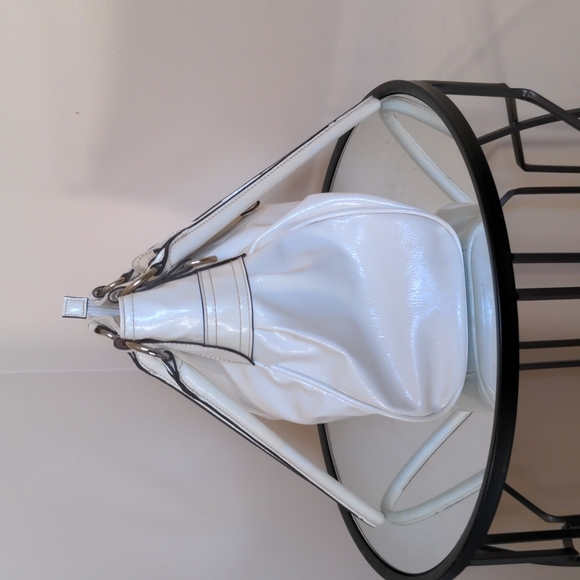 White medallion shoulder bag - Picture 6 of 15